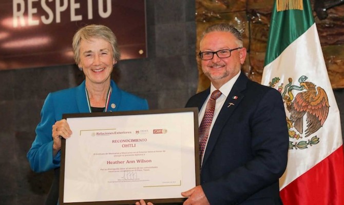 The consul general of Mexico, Mauricio Ibarra Ponce de León, presented the Ohtli Award to UTEP President Heather Wilson