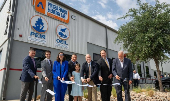 UTA officials at PEIR Lab ribbon cutting