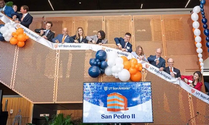 The Roadrunner community celebrated the opening of San Pedro II with a special ribbon cutting.