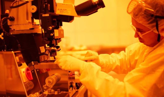 Semiconductor lab technician working settings